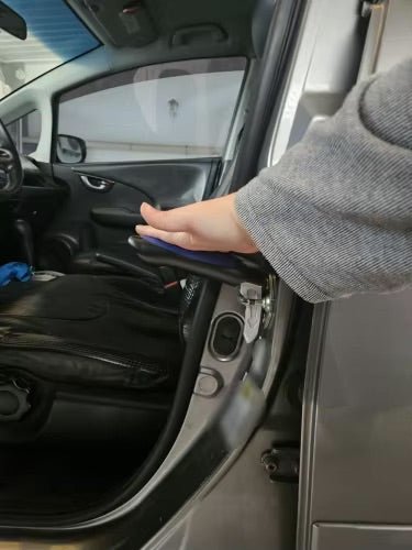 A DRAVKON fogantyú a helyén, kézzel megfogva